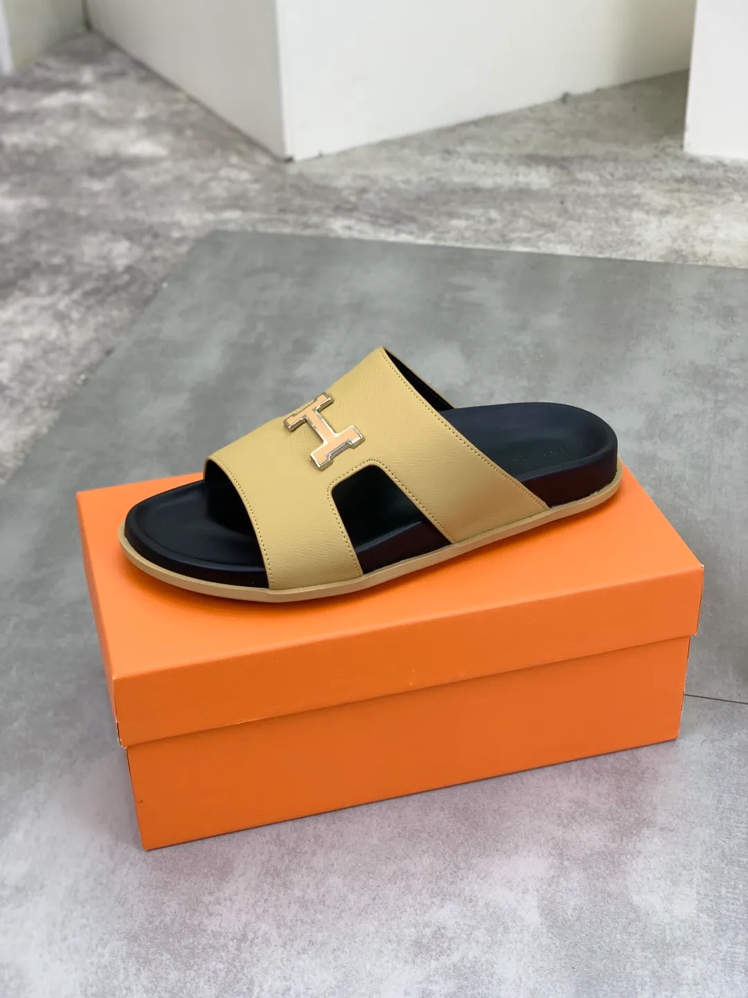 Men's shoes 💰P440 New [HERMES] high-end quality new Hermès slippers, made of imported calfskin, wear-resistant and non-slip rubber outsole. Fashionable and elegant code number: 39-44 (38 45 46 customized)